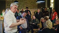 Karel Havlíek a Patrik Nacher (ANO) se seli s píznivci v hospod v praských...