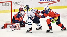 Jaromír Pérez z Liberce zakon�uje proti pardubickému branká�i Romanu Willovi.