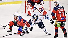 Libor Hájek z Pardubic si kryje kotou� p�ed Jaromírem Pérezem z Liberce.