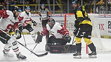 Michal Morav�ík ze Sparty získává puk p�ed Josefem Ko�ená�em a litvínovským...