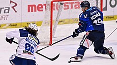 Luká� Ková� z Vítkovic blokuje st�elu Petera Muellera z Brna.