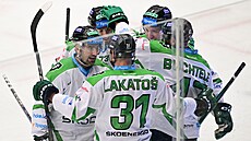 Hokejisté Mladé Boleslaví se radují z gólu proti Hradci Králové.