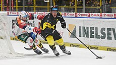 Ondej Kae z Litvínova si vede kotou ped pardubickým Ondejem Válou.