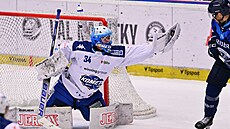 Branká Michal Postava z Brna zasahuje v utkání proti Vítkovicím.