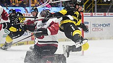 Kevin Czuczman z Litvínova tvrd� bourá do Josefa Ko�ená�e ze Sparty.