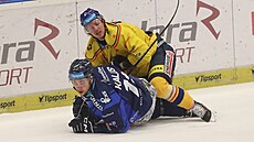Nick Olesen z �eských Bud�jovic dohrává vítkovického Marka Kaluse.