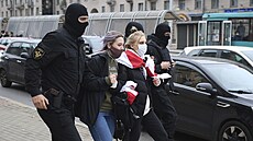 Policie zadr�ela �eny b�hem opozi�ního shromá�d�ní na protest proti oficiálním...