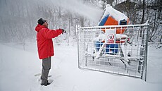 �estnáctka dobrovolník� ze spolku Ly�a�ské Jihlavsko upravuje nejen desítky...