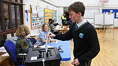 Ir�tí voli�i v p�ed�asných volbách rozhodují o slo�ení nového parlamentu. (29....