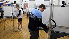 Ir�tí voli�i v p�ed�asných volbách rozhodují o slo�ení nového parlamentu. (29....