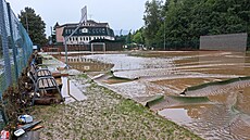 Tenisové a basketbalové kurty v Píse�né na Jesenicku skon�ily pod vodou.