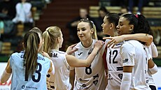 Wiktoria Nowaková (uprost�ed) v oble�ení spoluhrá�ek z Olomouce.
