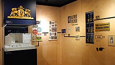 V expozici je ve vitrín� i model budovy, ve které továrna je�t� donedávna...