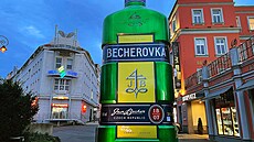 Obí pouta na Návtvnické centrum Becherovky na karlovarské ulici.