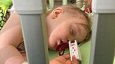 Dvouletá Freya trpí vzácnou genetickou nemocí, kv�li které podstupuje ka�dý...