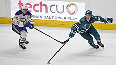 eský útoník Jií Kulich (vlevo) nahání poslední jedniku draftu Macklina...