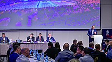 Prezident svazu Alois Hadamczik promlouvá na tiskové konferenci, poslouchá ho i...