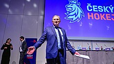 Alois Hadamczik se usmívá po svazové tiskové konferenci.