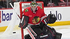 eský branká Petr Mrázek z Chicaga ve stehu bhem utkání NHL