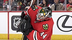 Gólman Chicaga Petr Mrázek zasahuje.