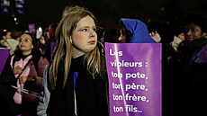 Tisíce Francouz� demonstrují proti násilí páchanému na �enách. (23. listopadu...