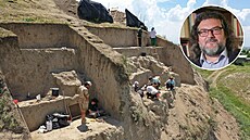 V Ak-D�aru se dochovalo celkem sedm sídli�tních pahor�, takzvaných tepe....