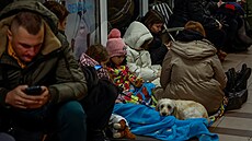 Ukrajinci se ped masivními ruskými nálety ukrývají v kyjevském metru. (28....