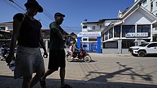 Zahrani�ní turisté procházejí kolem zav�eného hostelu Nana Backpackers v...