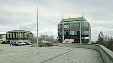 Oba �krychloidy� na Strahov� pat�í k systému dohledu nad SAT, tedy Strahovským...