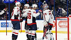 Spoluhrái se radují s brankáem Charliem Lindgrenem po vítzství nad Tampou.