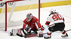 Charlie Lindgren zasahuje proti Tomái Tatarovi.