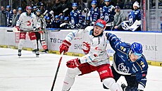 Marko Dao v souboji s kladenským obráncem Martinem Nemíkem.