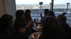 Z observatoe mírového ekoparku Aegibong v jihokorejském Gimpu jsou vidt domy...