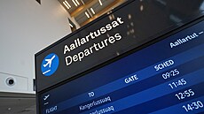 Digitální displej informuje o �asech odlet� na novém leti�ti Nuuk v Grónsku....