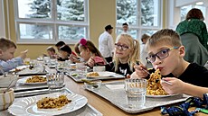 Navzdory prvotním obavám se u pult� netvo�í fronty a i prv�á�ci jsou prý �asem...