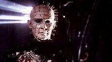 Doug Bradley v hororu Hellraiser reiséra, scenáristy a spisovatele Clivea...