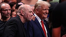 Nejsledovanější americký podcaster Joe Rogan po boku republikánského kandidáta...