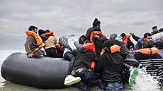 Migranti se pes Lamanský prliv snaí dostat do Británie. (30. íjna 2024)