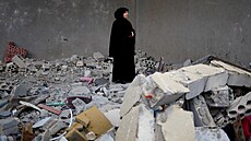 Libanonka stojí v troskách svého domu. Po uzav�ení p�ím��í mezi teroristickým...