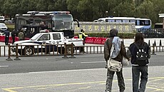 Policejní vozidla p�ed �kolou ve m�st� I-sing, kde vra�dil jednadvacetiletý...