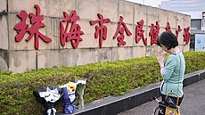 Lidé pokládají kytky ped sportovní stadion v jihoínském mst u-chaj, do...