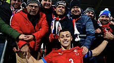 �eský kapitán Tomá� Hole� pózuje po postupu mezi elitu Ligy národ�.