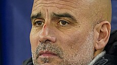 Rozhozený kou� Manchesteru City Pep Guardiola. Hluboký �krábanec na nose...
