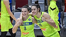 Basketbalistky pra�ského USK Teja Oblaková a María Condeová. Jejich brat�i jsou...
