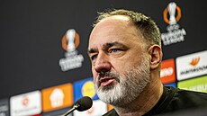 Trenér slávistických fotbalist� Jind�ich Trpi�ovský odpovídá na tiskové...
