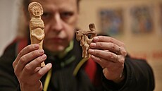 Kurátor unikátní výstavy Zbynk Moravec ukazuje vypalované figurky nalezené pi...