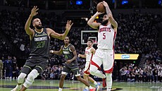 Fred VanVleet (vpravo) z Houstonu zakon�uje, zastavit se ho sna�í Rudy Gobert z...