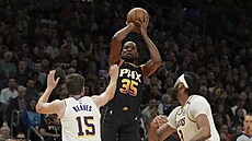 Kevin Durant (uprost�ed) z Phoenixu zakon�uje v utkání proti Los Angeles Lakers.