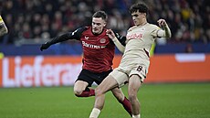 Florian Wirtz (vlevo) z Leverkusenu se tla�í za balonem p�es Stefana Baj�eti�e...