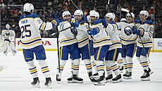 Jak Kulich (tetí zleva) slaví se spoluhrái rozhodující branku v prodlouení.